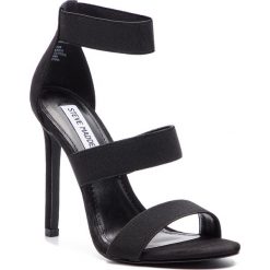 Sandały STEVE MADDEN - Carina SM11000391-04004-001 Black. Czarne sandały Steve Madden, bez wzorów, z materiału, eleganckie, bez obcasa, na obcasie, bez zapięcia. W wyprzedaży za 269.00 zł.