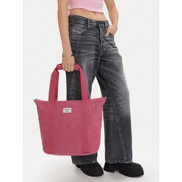 Torebka Guess Jeans. Czerwone shopper Guess Jeans, z aplikacjami, z jeansu, bez dodatków. Za 199.99 zł.