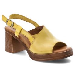Sandały damskie HEE, cholewka ze skóry naturalnej z zabudowanym przodem i odkrytą piętą na stabilnym obcasie z platformą, żółte, 26544. Żółte sandały Hee, bez wzorów, ze skóry, bez obcasa, na obcasie, bez zapięcia. Za 379.00 zł.