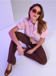 Jeansy bootcut flare ze średnim stanem i ozdobnym przeszyciem - brązowy. Brązowe jeansy Sinsay, bez wzorów. Za 69.99 zł.