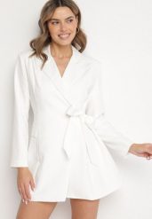 Biała Kopertowa Sukienka z Imitacją Kieszeni Talriti. Białe sukienki Born2be, l, bez wzorów, eleganckie, bez kołnierzyka, bez ramiączek, mini, kopertowe. Za 189.99 zł.
