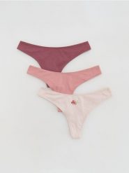 Majtki typu stringi 3 pack - brudny róż. Czerwone stringi Reserved, bez wzorów. Za 39.99 zł.