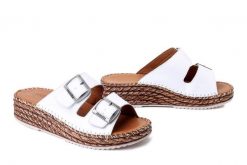 MANITU 900183-03 weiss, klapki damskie. Białe klapki Manitu, bez wzorów, ze skóry, bez obcasa. Za 229.42 zł.