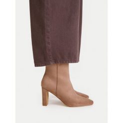 Botki JENNY. Brązowe botki Jenny, bez wzorów, bez obcasa, na słupku, bez zapięcia. Za 179.99 zł.