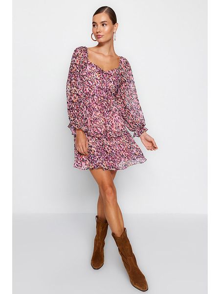 Trendyol Sukienka w kolorze jasnoróżowym rozmiar: 36. Różowe sukienki Trendyol, bez wzorów, bez kołnierzyka, bez ramiączek, mini, rozkloszowane. Za 69.75 zł.