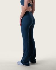 Damskie legginsy dzwony z wysokim stanem na pilates i jogę – granatowy. Niebieskie legginsy AESTHETIC WOLF, m, bez wzorów, z dzianiny, z podwyższonym stanem, długie. Za 289.99 zł.
