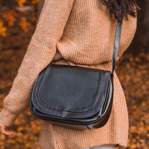 DAN-A T223 torebka skórzana listonoszka czekoladowa. Brązowe torby na ramię DAN-A, bez wzorów, ze skóry, przez ramię, bez dodatków. Za 359.99 zł.