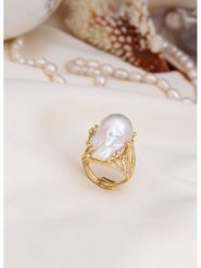 L'Atelier de Gaia Pozłacany pierścionek z perłą rozmiar: onesize. Białe pierścionki L'Atelier de Gaia, z perłą, pozłacane. Za 56.99 zł.