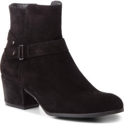 Botki TAMARIS - 1-25399-21 Black 001. Czarne botki Tamaris, bez wzorów, ze skóry ekologicznej, bez obcasa, na obcasie, bez zapięcia. W wyprzedaży za 219.00 zł.