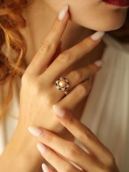 Pierres delicates Pozłacany pierścionek z perłą i cyrkoniami rozmiar: onesize. Niebieskie pierścionki Pierres delicates, z cyrkonią, pozłacane. Za 30.99 zł.