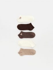 Krótkie skarpetki z haftem 5 pack - złamana biel. Skarpety Reserved, bez wzorów. Za 49.99 zł.