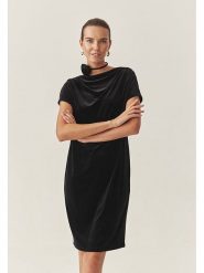 TATUUM Sukienka "Mirati" w kolorze czarnym rozmiar: L. Czarne sukienki Tatuum, na co dzień, l, bez wzorów, bez kołnierzyka, bez ramiączek, midi, proste. Za 131.12 zł.