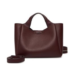 Torebka DKNY. Czerwone torebki klasyczne DKNY, bez wzorów, bez dodatków. Za 589.99 zł.
