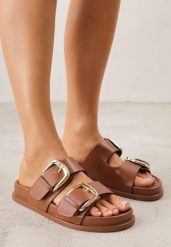 Brązowe Klapki z Metalicznymi Klamrami Aetheta. Brązowe klapki Renee, bez wzorów, bez obcasa, na płaskiej podeszwie. Za 79.99 zł.