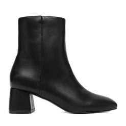 Botki JENNY. Czarne botki Jenny, bez wzorów, bez obcasa, na słupku, bez zapięcia. Za 149.99 zł.