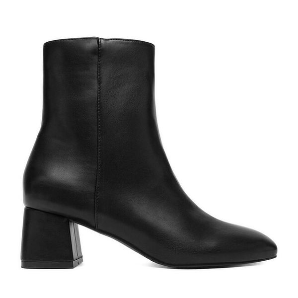 Botki JENNY. Czarne botki Jenny, bez wzorów, bez obcasa, na słupku, bez zapięcia. Za 149.99 zł.