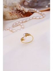 Pierres delicates Pozłacany pierścionek z perłami syntetycznymi rozmiar: onesize. Żółte pierścionki Pierres delicates, pozłacane. Za 30.99 zł.