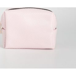 Kosmetyczka z fakturą - Różowy. Kufry i kosmetyczki Sinsay. Za 14.99 zł.