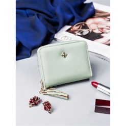 Portmonetka damska na zamek zielona Milano Design - zielony. Zielone portfele MILANO DESIGN, bez wzorów, ze skóry. Za 25.99 zł.