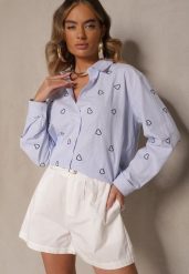 Niebiesko-Granatowa Koszula Oversize w Prążki Zdobiona Haftem w Serca Nitavela. Niebieskie koszule Renee, z aplikacjami, z jeansu, eleganckie, bez kołnierzyka, bez ramiączek. Za 79.99 zł.