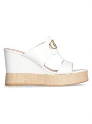 Liu Jo Skórzane klapki w kolorze białym na koturnie rozmiar: 38. Białe klapki Liu Jo, bez wzorów, z otwartym noskiem, bez obcasa, na koturnie. Za 276.05 zł.