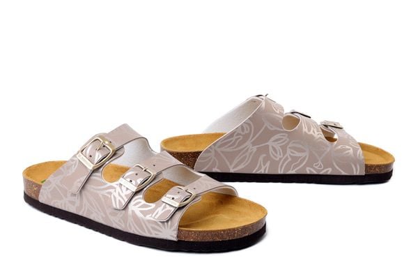 DR. BRINKMANN 700784-08 beige, klapki damskie. Brązowe klapki Dr. Brinkmann, bez wzorów, bez obcasa. Za 249.90 zł.
