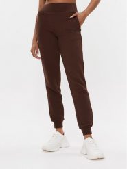 Guess Spodnie dresowe V2YB15 KB3P2 Brązowy Regular Fit. Brązowe spodnie dresowe Guess, m, z aplikacjami, z bawełny. Za 399.99 zł.