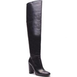 Muszkieterki KAZAR - Evelyn 34703-01-00 Black. Czarne kozaki Kazar, ze skóry, przed kolano, bez obcasa, bez zapięcia. W wyprzedaży za 739.00 zł.