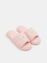 Kapcie - różowy. Czerwone obuwie domowe Sinsay, bez wzorów, z otwartym noskiem, bez zapięcia. Za 19.99 zł.