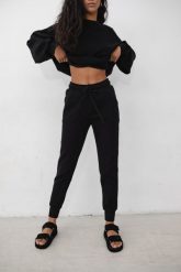 Spodnie dresowe z dzianiny waflowej w kolorze TOTALLY BLACK - ARLES-XS. Czarne spodnie dresowe Marsala, s, bez wzorów, z bawełny. Za 239.90 zł.