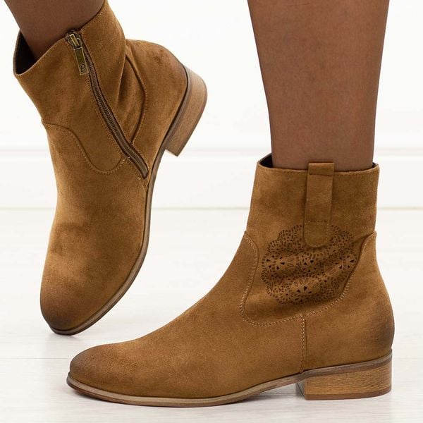 Brązowe zamszowe botki damskie Potocki 12745. Brązowe botki POTOCKI, na jesień, bez wzorów, z dzianiny, z okrągłym noskiem, bez obcasa, na płaskiej podeszwie, bez zapięcia. W wyprzedaży za 203.67 zł.