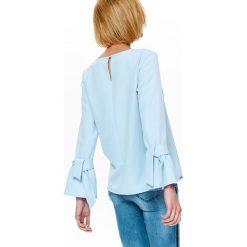 BLUZKA DAMSKA ELEGANCKA Z WIĄZANIEM PRZY RĘKAWACH. Niebieskie bluzki TOP SECRET, bez wzorów, z dzianiny, bez ramiączek. W wyprzedaży za 39.99 zł.
