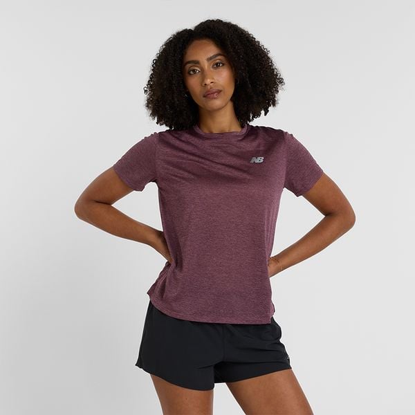 Koszulka damska New Balance WT41253FPH – fioletowa. Fioletowe bluzki New Balance, s, bez wzorów, z materiału, sportowe, bez kołnierzyka, bez ramiączek. Za 139.99 zł.