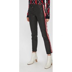 Guess Jeans - Spodnie. Czarne spodnie materiałowe Guess Jeans, na co dzień, z aplikacjami, z bawełny. Za 579.90 zł.