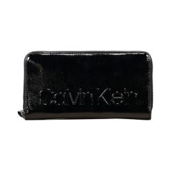 Portfel w kolorze czarnym. Czarne portfele Calvin Klein, bez wzorów, z materiału. W wyprzedaży za 269.95 zł.