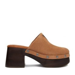 Klapki Guess Jeans. Brązowe klapki Guess Jeans, z aplikacjami, z jeansu, bez obcasa. Za 359.99 zł.