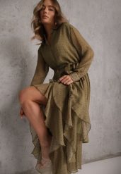 Zielona Sukienka o Koszulowym Kroju z Przedłużonym Tyłem i Falbanami Savarinna. Zielone sukienki Renee, l, bez wzorów, z poliesteru, bez kołnierzyka, bez ramiączek, midi, koszulowe. Za 199.99 zł.