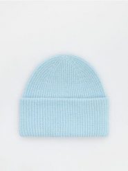 Czapka beanie - jasnoniebieski. Niebieskie czapki Reserved, bez wzorów. W wyprzedaży za 32.99 zł.