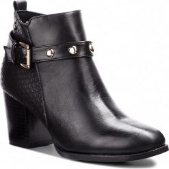 Botki XTI - 48399 Negro. Czarne botki Xti, z aplikacjami, z materiału, bez obcasa, na obcasie, bez zapięcia. W wyprzedaży za 179.00 zł.