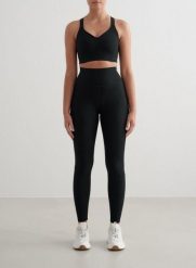 Damskie legginsy prążkowane, wysoki stan, boczna kieszeń Performance czarne. Czarne legginsy AIM'N, xs, bez wzorów, z elastanu, z podwyższonym stanem. Za 297.00 zł.