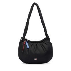 Torebka Tommy Jeans. Czarne torebki klasyczne Tommy Jeans, bez wzorów, z jeansu, bez dodatków. Za 449.99 zł.