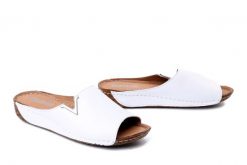 ARTIKER RELAKS 58C3223 biały, klapki damskie. Białe klapki Artiker Relaks, bez wzorów, ze skóry, bez obcasa, na koturnie. Za 184.90 zł.