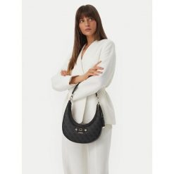 Torebka Guess. Czarne torebki klasyczne Guess, z aplikacjami, bez dodatków. Za 584.99 zł.