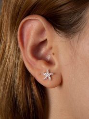 Lodie Silver Srebrne kolczyki-wkrętki z cyrkoniami rozmiar: onesize. Szare kolczyki Lodie Silver, z cyrkonią, srebrne. Za 56.99 zł.