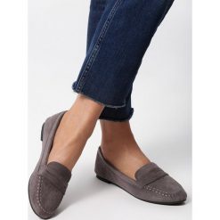 Szare Mokasyny Zoeys. Szare mokasyny Born2be, bez wzorów, z okrągłym noskiem, bez obcasa. Za 59.99 zł.