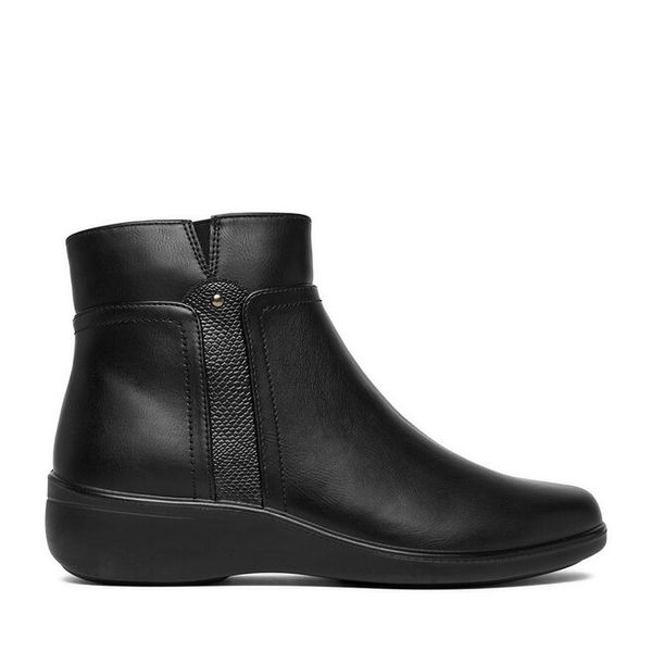 Botki Clara Barson. Czarne botki Clara Barson, bez wzorów, bez obcasa, na płaskiej podeszwie, bez zapięcia. Za 139.99 zł.