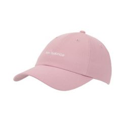 Czapka damska New Balance LAH51010PTF – różowa. Czerwone czapki New Balance, bez wzorów, z materiału. Za 109.99 zł.
