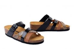 DR. BRINKMANN 700904-01 schwarz, klapki damskie. Czarne klapki Dr. Brinkmann, bez wzorów, bez obcasa, na koturnie. Za 165.67 zł.