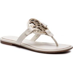 Japonki TORY BURCH - Metal Miller 47617 Bleach/Gold 105. Białe klapki Tory Burch, z aplikacjami, z materiału, bez obcasa, na obcasie. W wyprzedaży za 599.00 zł.