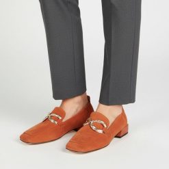 Półbuty damskie S.Barski, cholewka skóra naturalna zamszowa niski fason kwadratowy nosek ozdobny metalowy element na podbiciu stabilny niski obcas fa. Brązowe czółenka S.BARSKI, bez wzorów, ze skóry, bez obcasa, na obcasie, bez zapięcia. Za 389.00 zł.